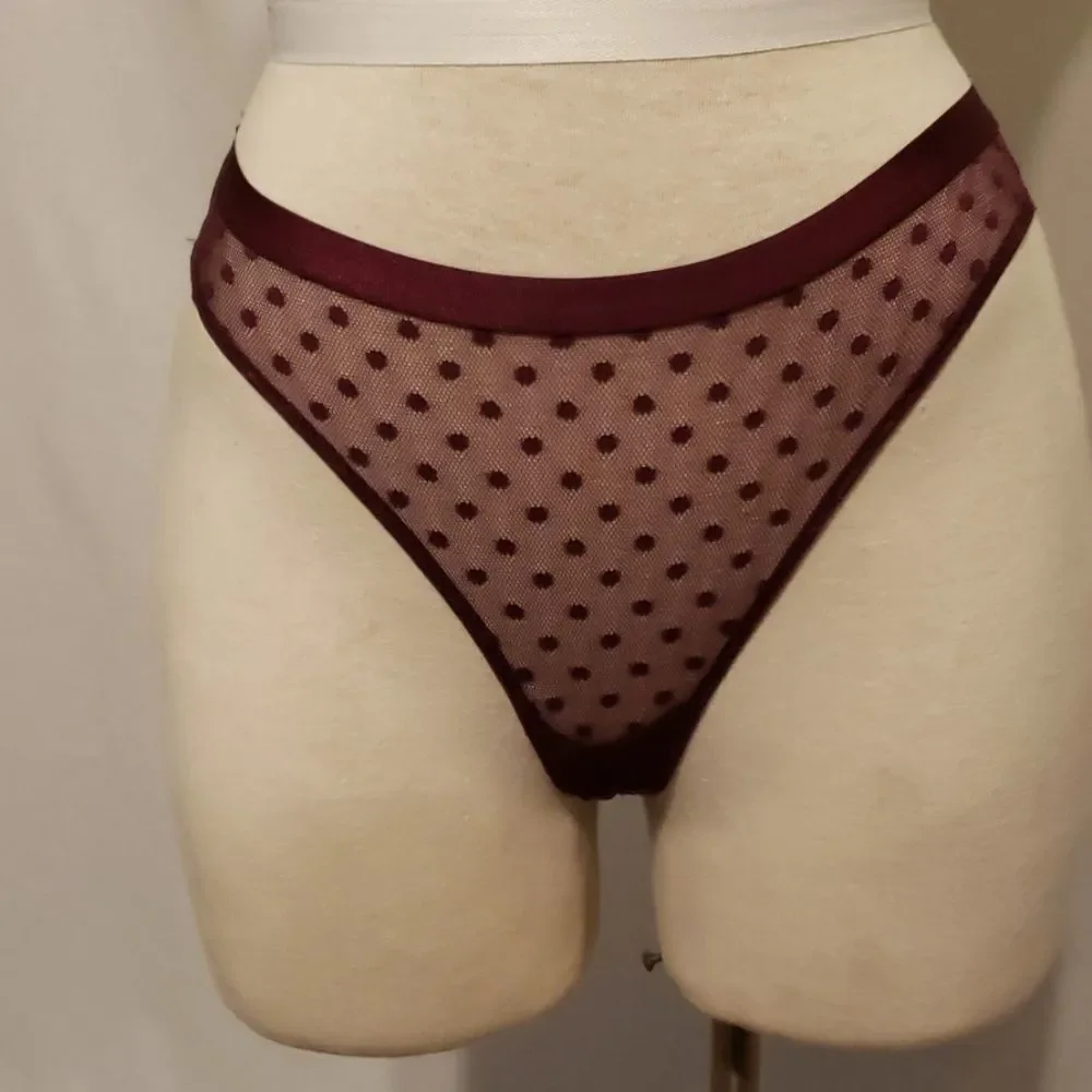 VICTORIA'S SECRET NWT Burgundy‎ Thong  S